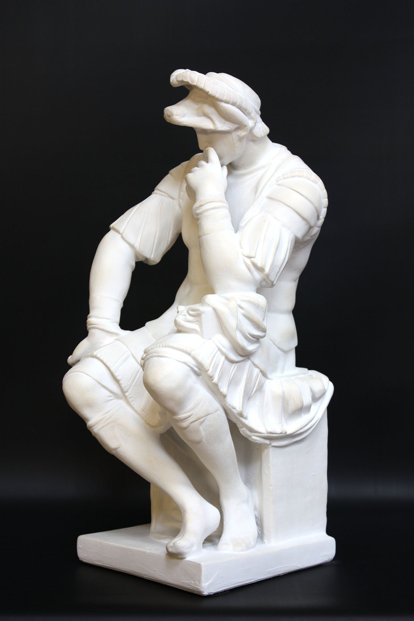 Photo of a sculpture of Lorenzo de Medici on a black background