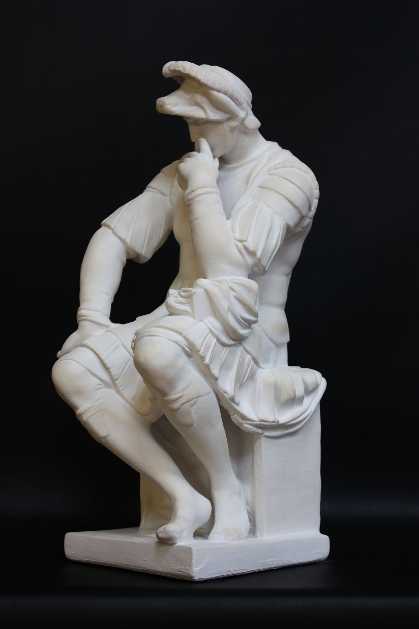 Photo of a sculpture of Lorenzo de Medici on a black background