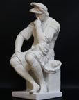 Photo of a sculpture of Lorenzo de Medici on a black background