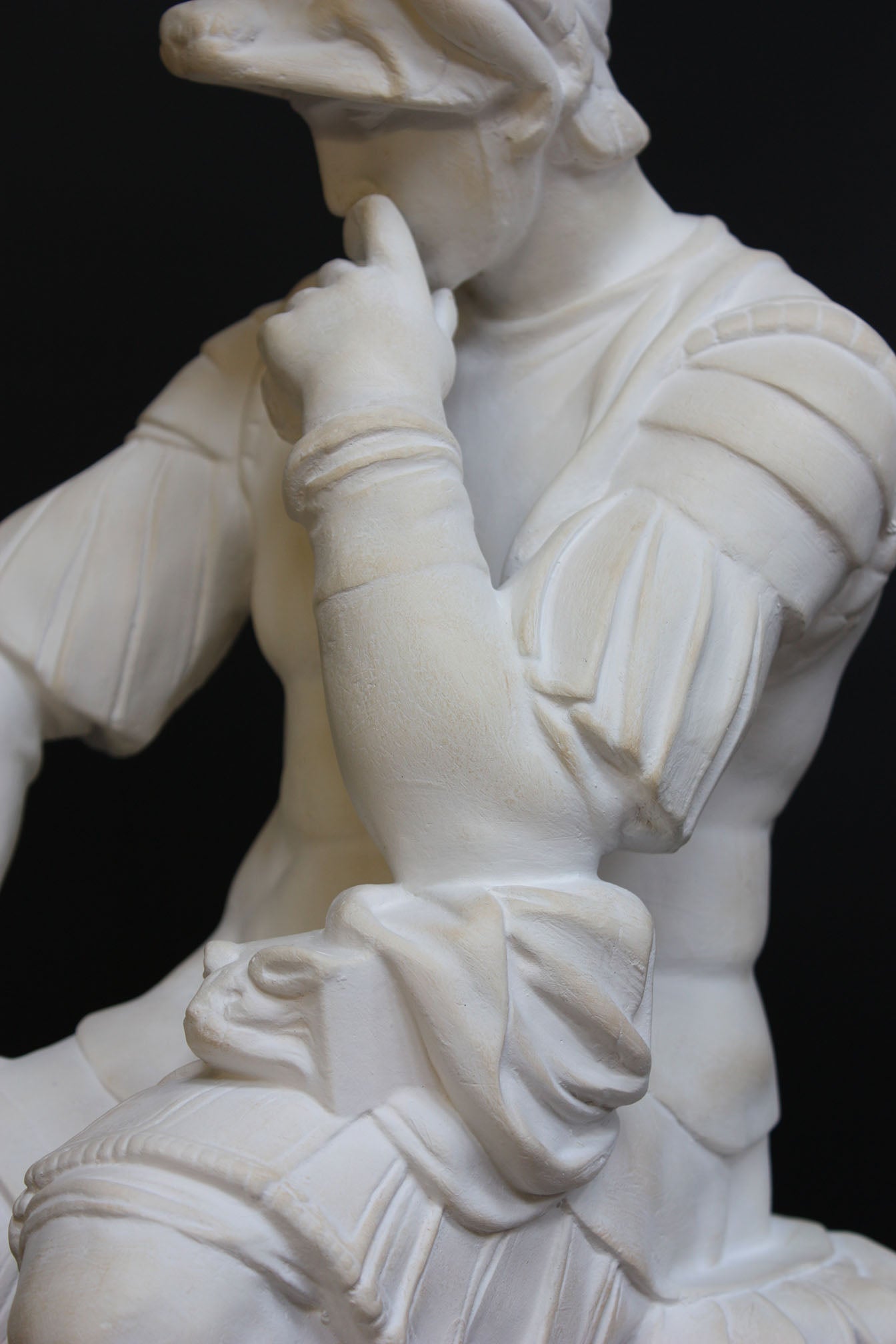 Photo of a sculpture of Lorenzo de Medici on a black background