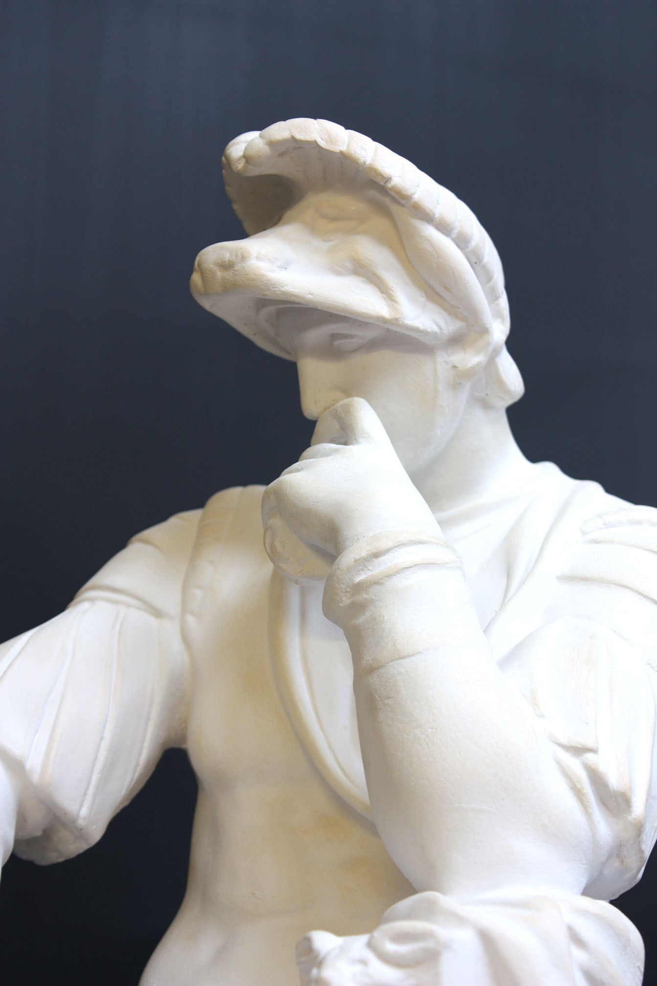 Photo of a sculpture of Lorenzo de Medici on a black background