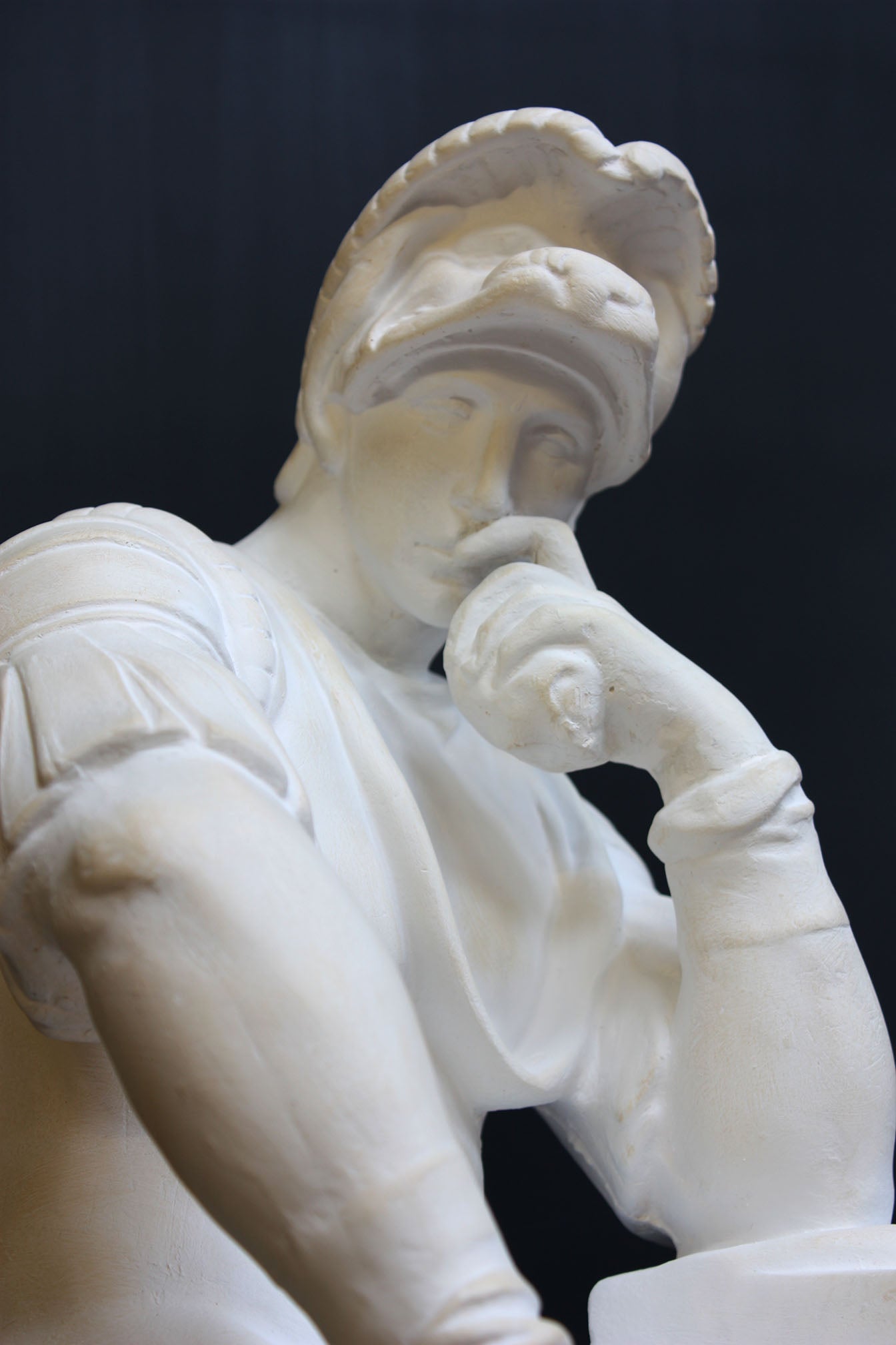 Photo of a sculpture of Lorenzo de Medici on a black background