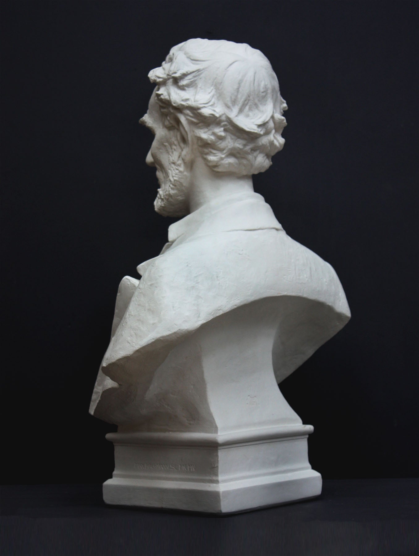 image of a plaster sculpture bust of man, namely Abraham Lincoln, on a gray background